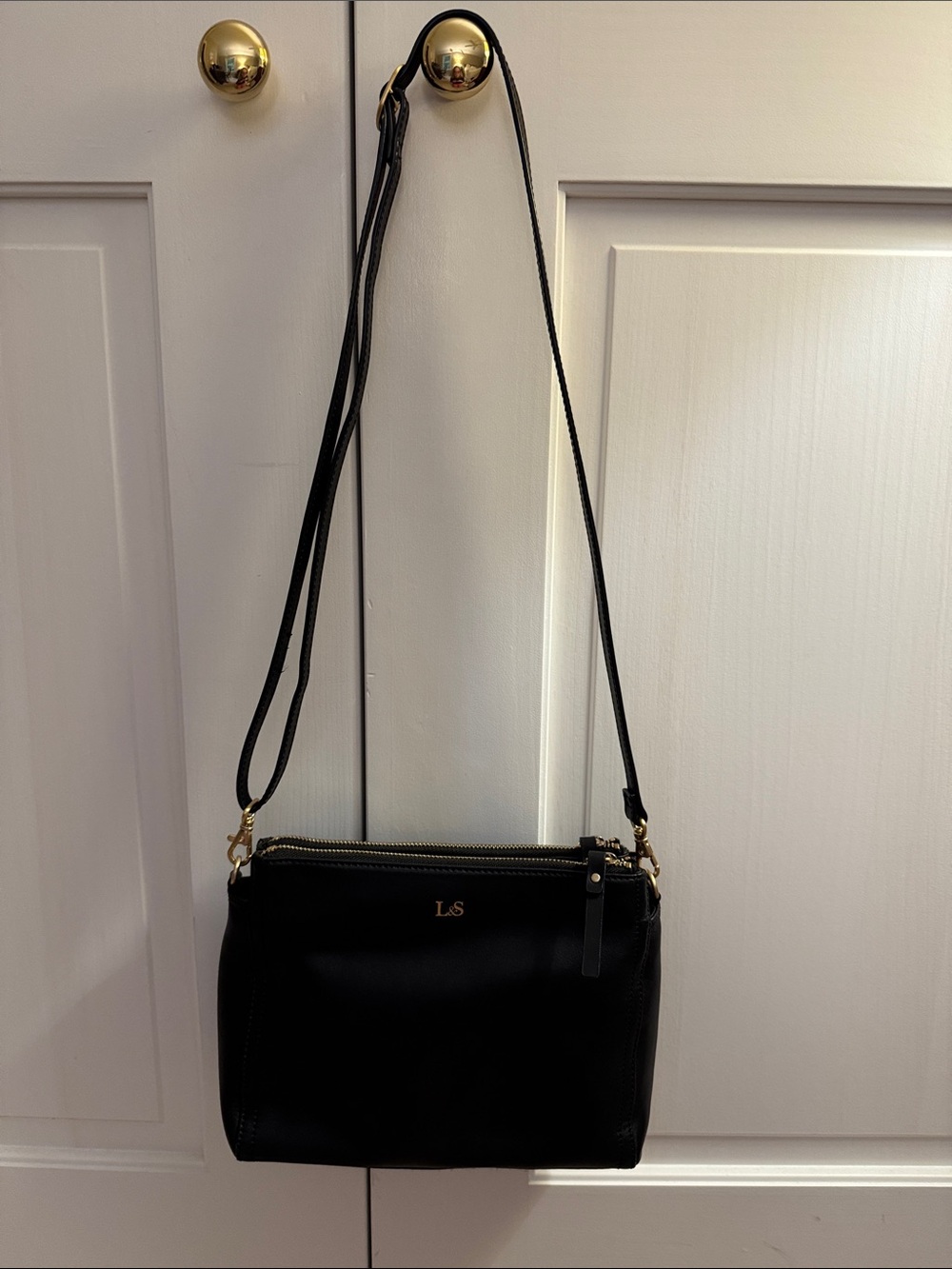 Lo & Sons Black Leather Crossbody Bag. Great for travel.